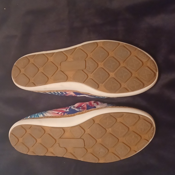 Resort slipons by Baretraps - Picture 3 of 3